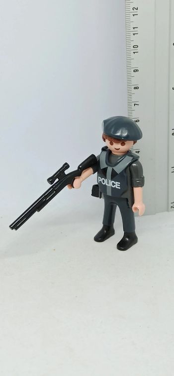Homme policier avec béret et arme playmobil