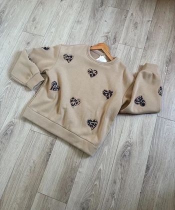 Sweat beige à coeurs léopard