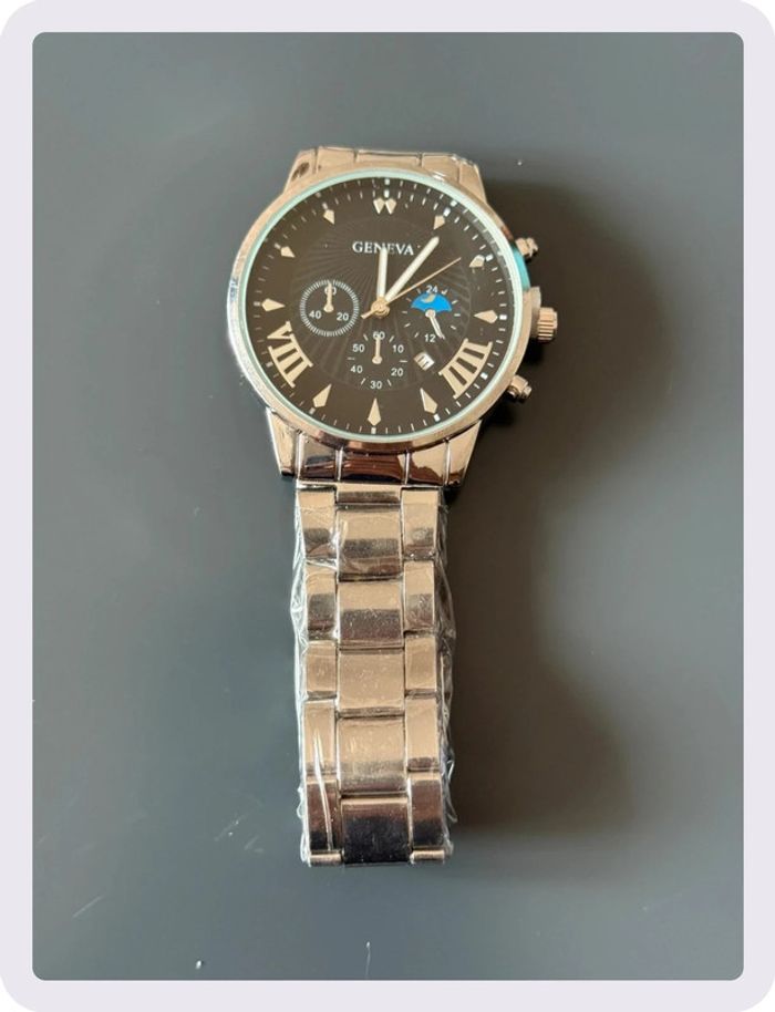 Montre à chaîne argentée à cadran noir