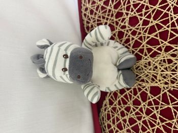 Peluche zèbre GIPSY blanc rayures grises assis 18 cm