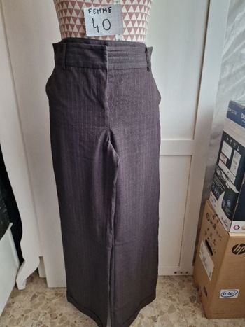 Pantalon, marron à fines rayures marron, taille standard, forme wide, en très très bon état