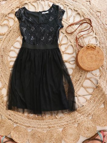 Robe de soirée noire avec jupon.