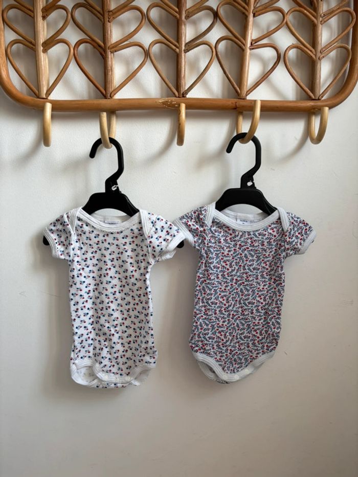 Lot 2 bodies fleuris manches courtes Petit Bateau 3 mois