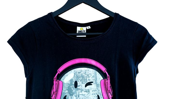 T shirt noir smiley casque audio rose fushia. Coton. Taille XS / 34. - photo numéro 2
