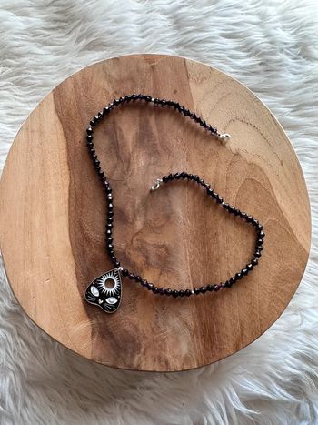 Collier ouija chat