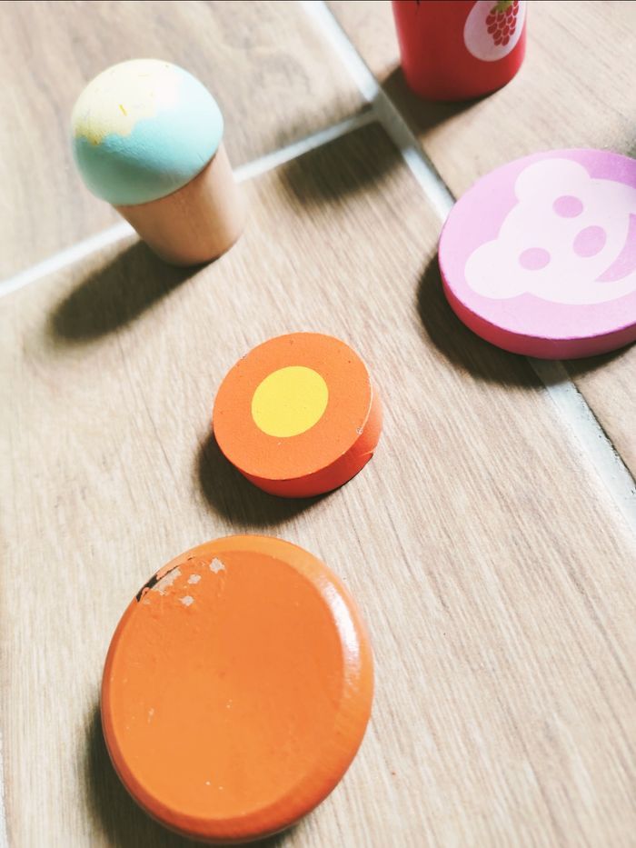 🥮 Jeu d'imitation - Dinette en bois aliments sucrés gâteaux fruits - photo numéro 3