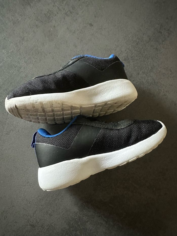 Basket hugo boss pointure 21 bleue et noire - photo numéro 2