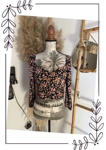 Haut court fleuri manches longues