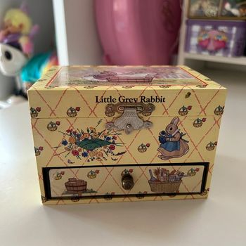 Boite à musique little grey rabbit vintage