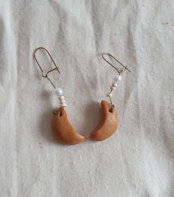 Boucles d'oreilles pendantes lunes pailletées et perles