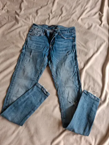 jeans bleu femme à trous (de base) marque Zara taille 36, en très bon état