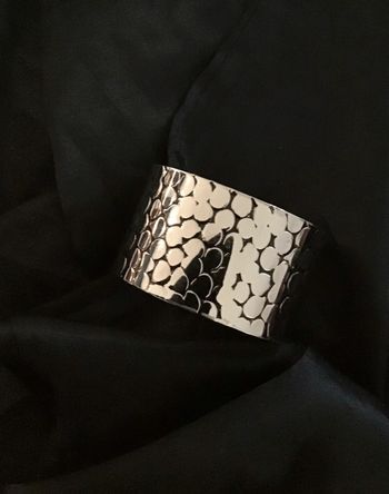 Belle manchette martelée tendance