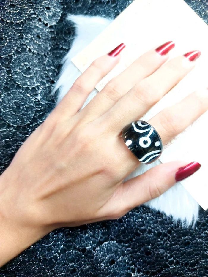 Magnifique bague vintage 00's noire et blanche, en résine. - photo numéro 8