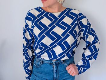 Blouse Primark aux motifs géométriques bleu et blanc, moderne et tendance printanière Taille 38 