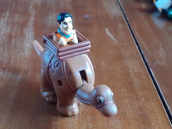 Figurine Fred Pierrafeu sur un Dinosaure