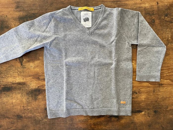 Pull en laine file  gris avec col V