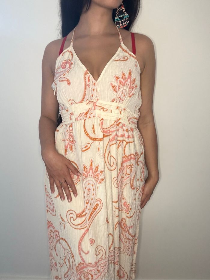 Robe bohème blanc cassé et motifs orangé et rosé