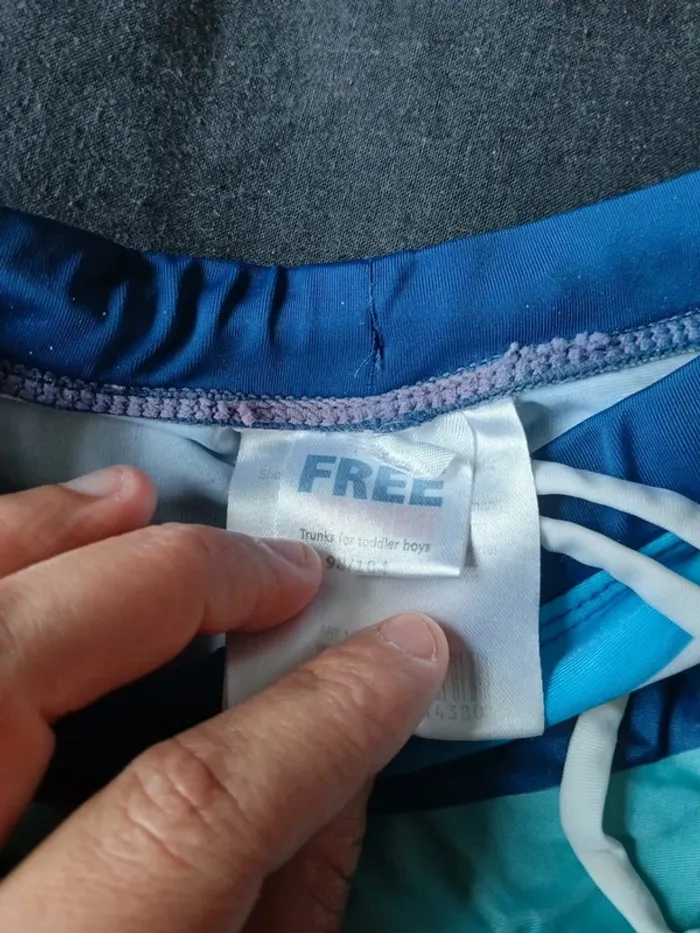 Maillot de bain bleu et blanc 3 ans - photo numéro 2