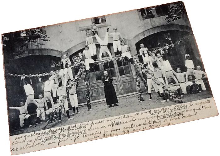 Carte postale ancienne  Metz (Moselle) Société des Jeunes-Ouvriers  Section des Gymnastes