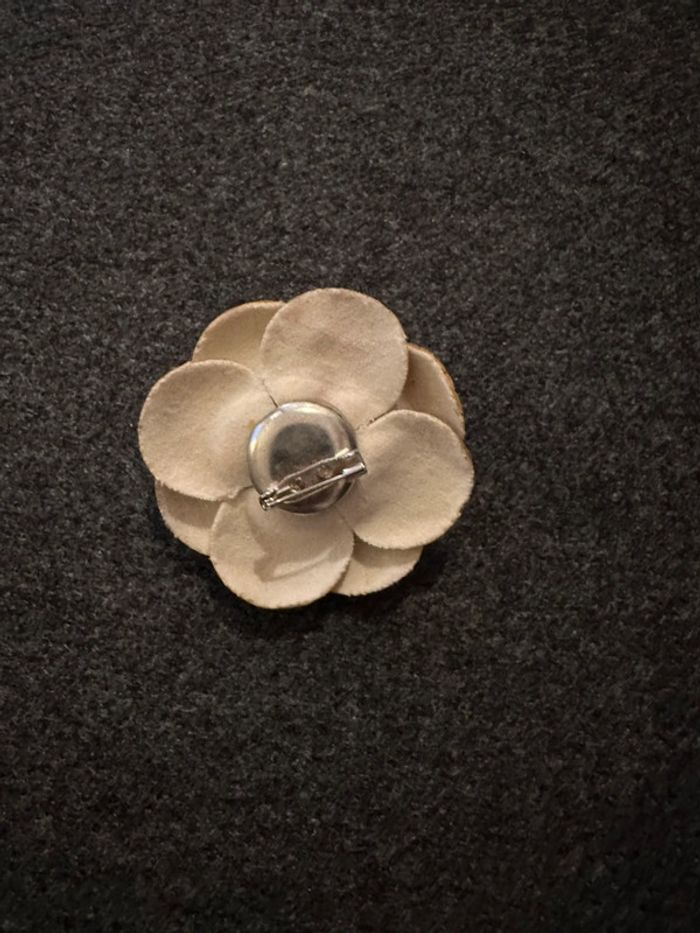 Broche vintage vinyle beige fleur - photo numéro 2