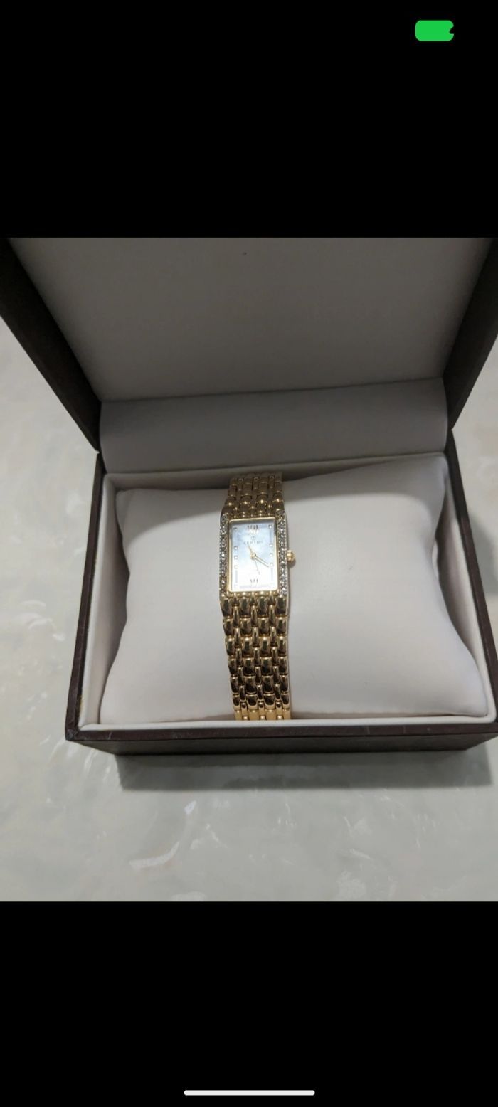 Magnifique montre classique vintage Certus en plaqué or, boîtier serti de 0, 20 carats de diamants et cadran en nacre véritable.