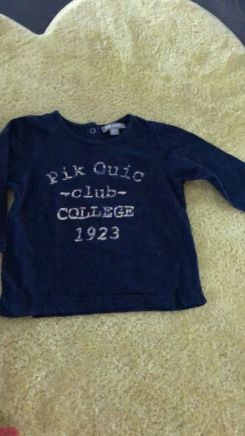 Tee shirt 18 mois tout petit trou derrière voir photo (écarte pour le voir)