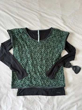 Haut Cop Copine dentelle vert et noir + broche nœud similicuir – Taille 36