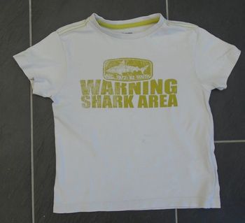 Joli tee-shirt "requin" garçon 5 ans(108 cm)