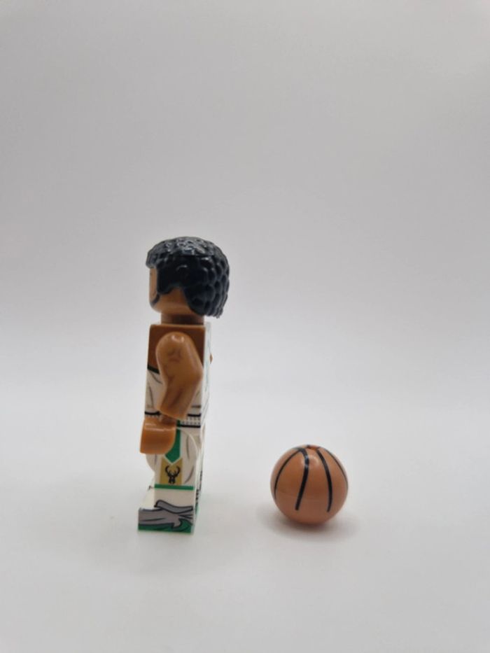 Figurine type lego Joueur de Basket Giannis Antetokounmpo - photo numéro 3