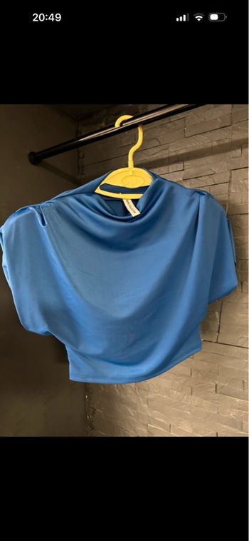 Top habillé bleu avec épaulette 