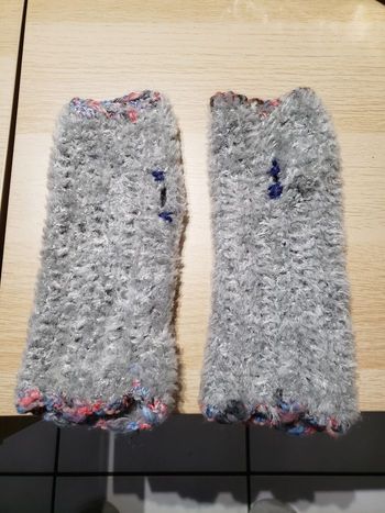 Mitaines grises en tricot