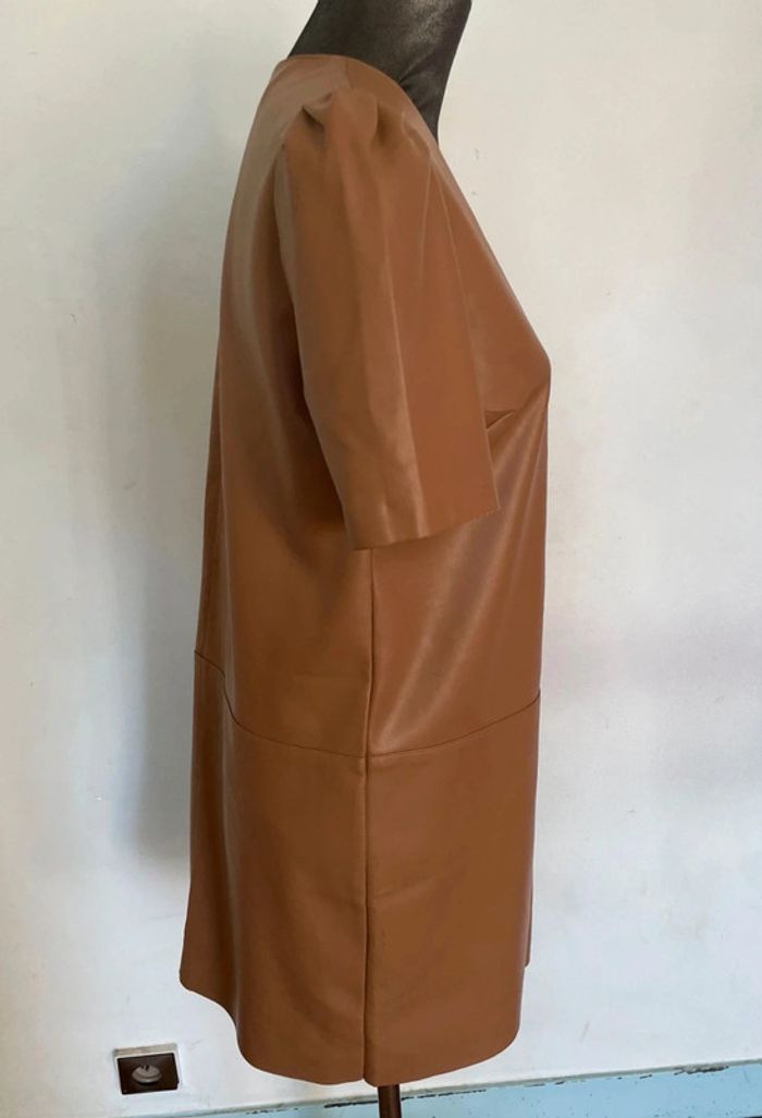 Jolie robe en similicuir couleur camel. - photo numéro 3