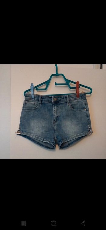 Short en jean bleu petites decos sur les côtés taille L monday