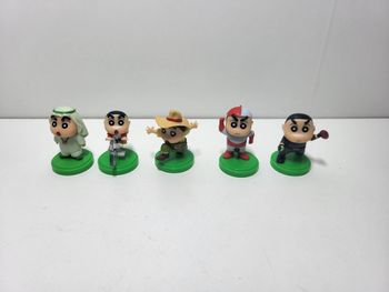 Lot de 5 Figurines Crayon Shin-chan: Honeymoon Hurricane Choco Egg