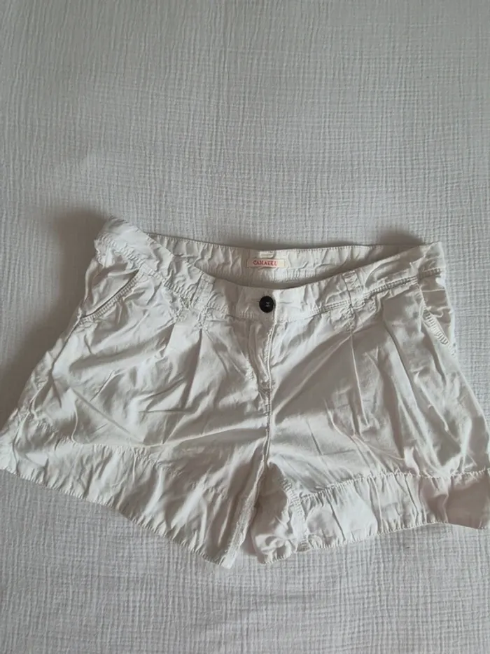 Short blanc Camaïeu bouton noir taille 40