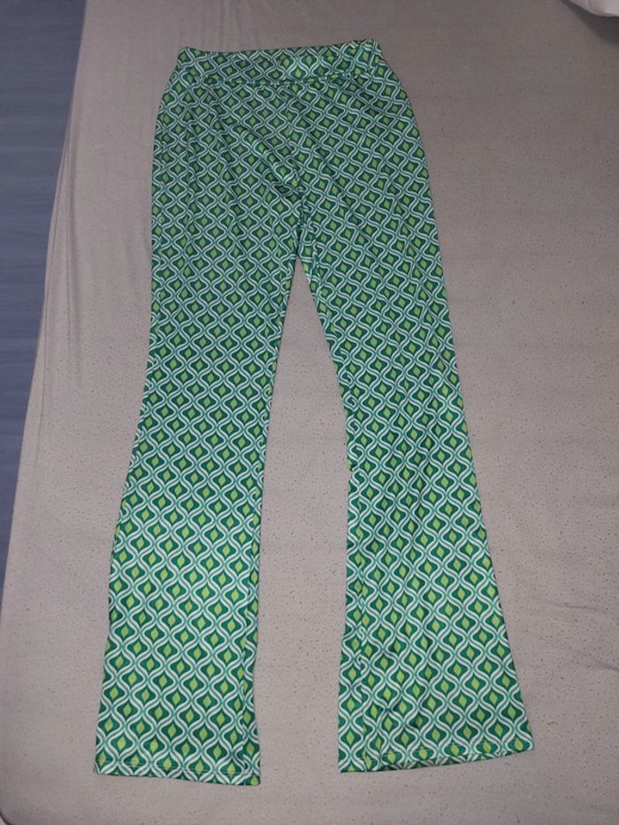 Magnifique pantalon vert.