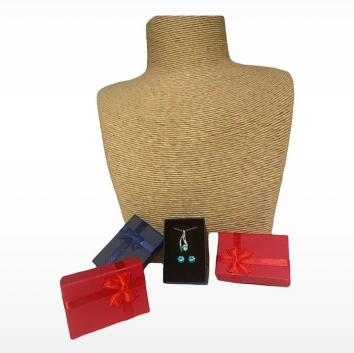 🌸 Parure de bijoux. 🌸 Neuf. Boucles d’oreilles. Collier et pendentif.