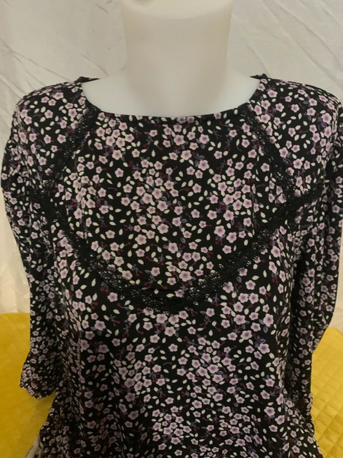 Blouse fleurie 44-46 noir fleur coule lilas - photo numéro 3