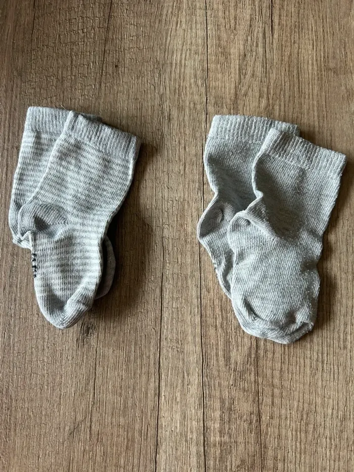 2 paires de chaussettes grises