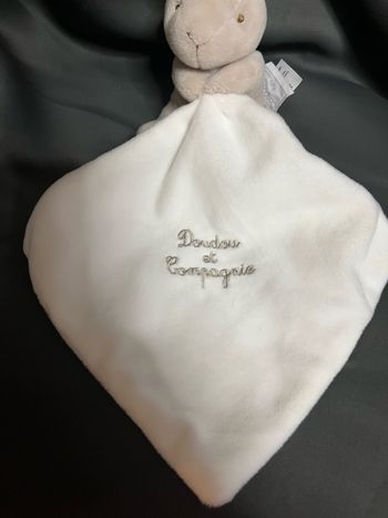 Doudou et compagnie lapin mouchoir blanc 