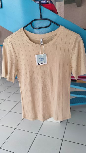 Tee shirt beige côtelé taille 36 NEUF avec étiquette marque : ONLY