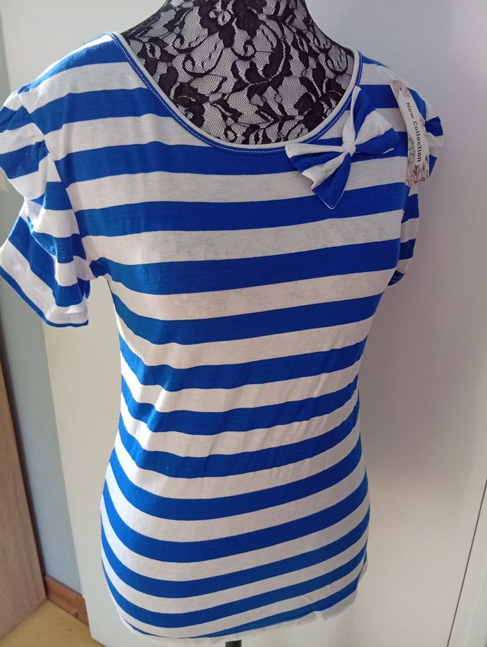Joli tee-shirt avec p'tite dentelle à l' arrière