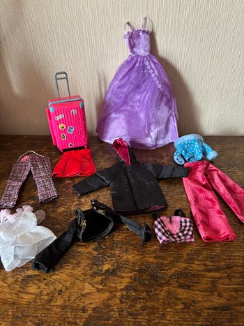  Valise rose Barbie avec 1 robe de bal et différents petits vêtements 
