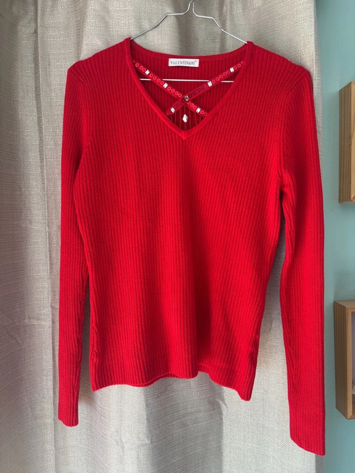 Pull rouge jolie ouverture décolleté