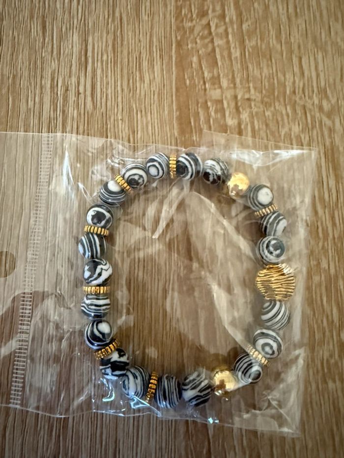 đŠ Bracelet perles noir et blanc â TĂȘte de lion dorĂ©e â Unisexe â Neuf đŠ - photo numĂ©ro 2