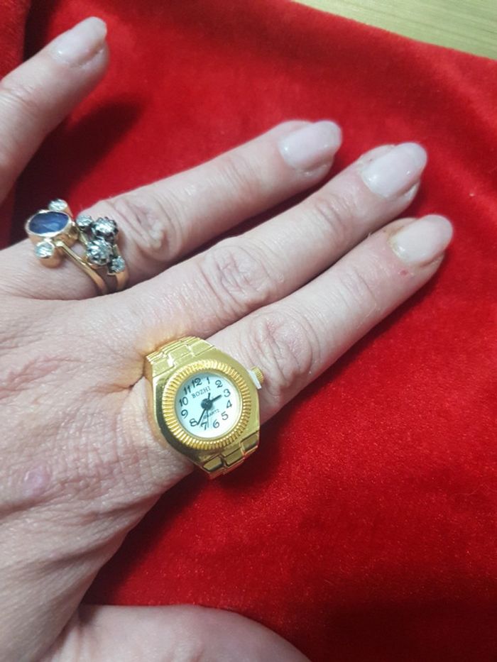 Montre bague acier doré ronde fond blanc - photo numéro 4