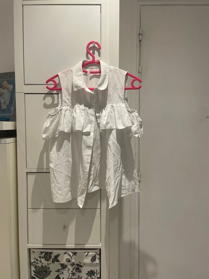 Chemisier blanc sans manches à volant