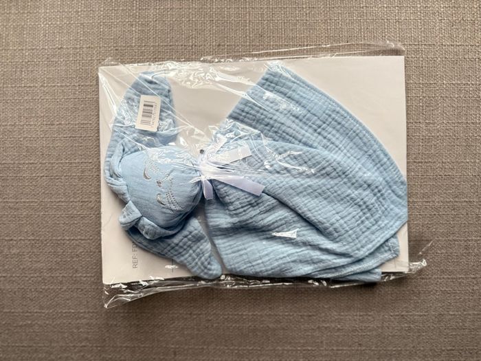 Doudou lapin bleu gaze de coton garçon