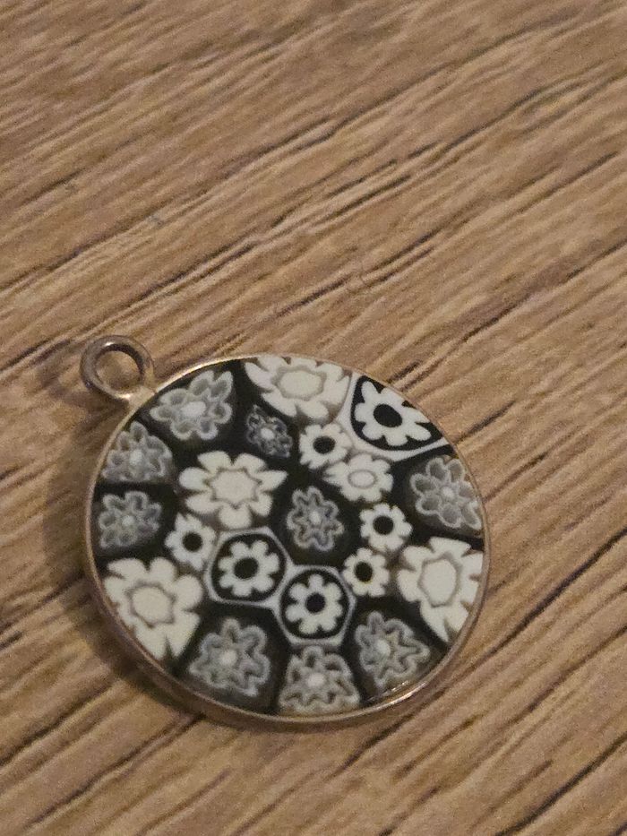 Pendentif Murano noir et blanc avec bord en argent