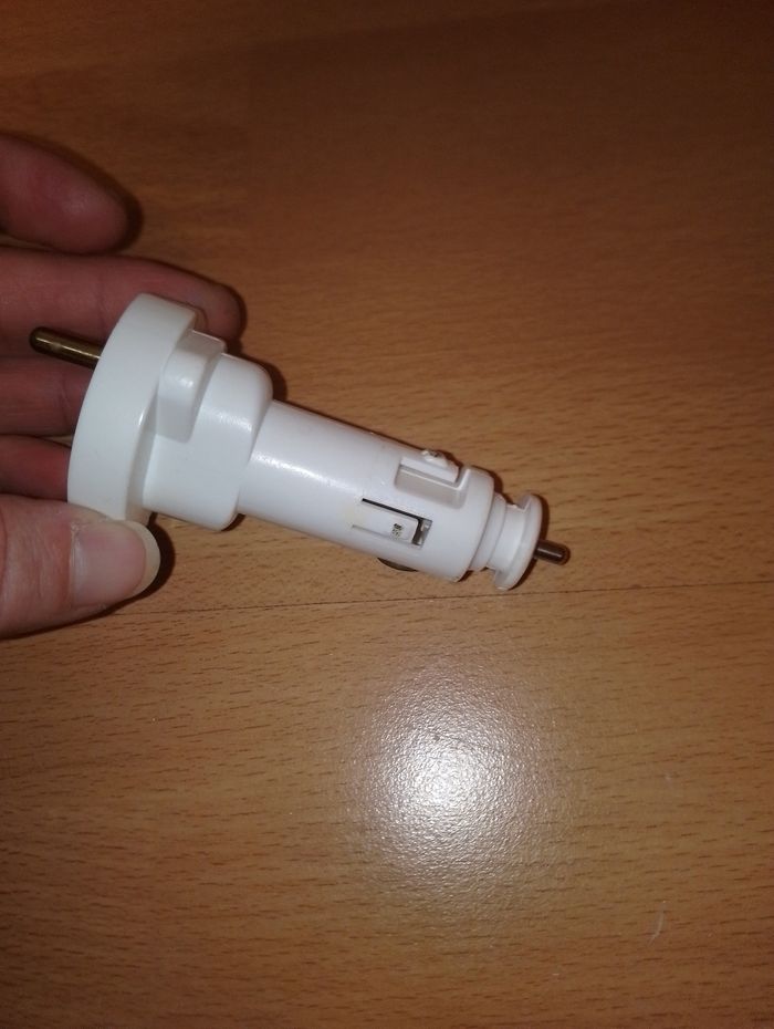 Adaptateur secteur pour mettre sur l'allume cigare - photo numéro 2